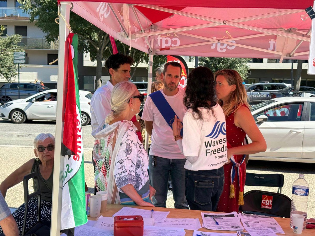 PJouvet's tweet photo. Très grosse mobilisation à Valence et partout en France pour faire entendre au Président et au 1er ministre qu’il faut un changement de politique. ✊

Nous sommes des centaines de milliers dans la rue auprès des syndicats pour demander le retour de la justice sociale, fiscale et écologique dans notre pays. Ce #18septembre, nous marchons ensemble pour les salaires, pour les retraites, pour les services publics.

On ne lâchera rien !