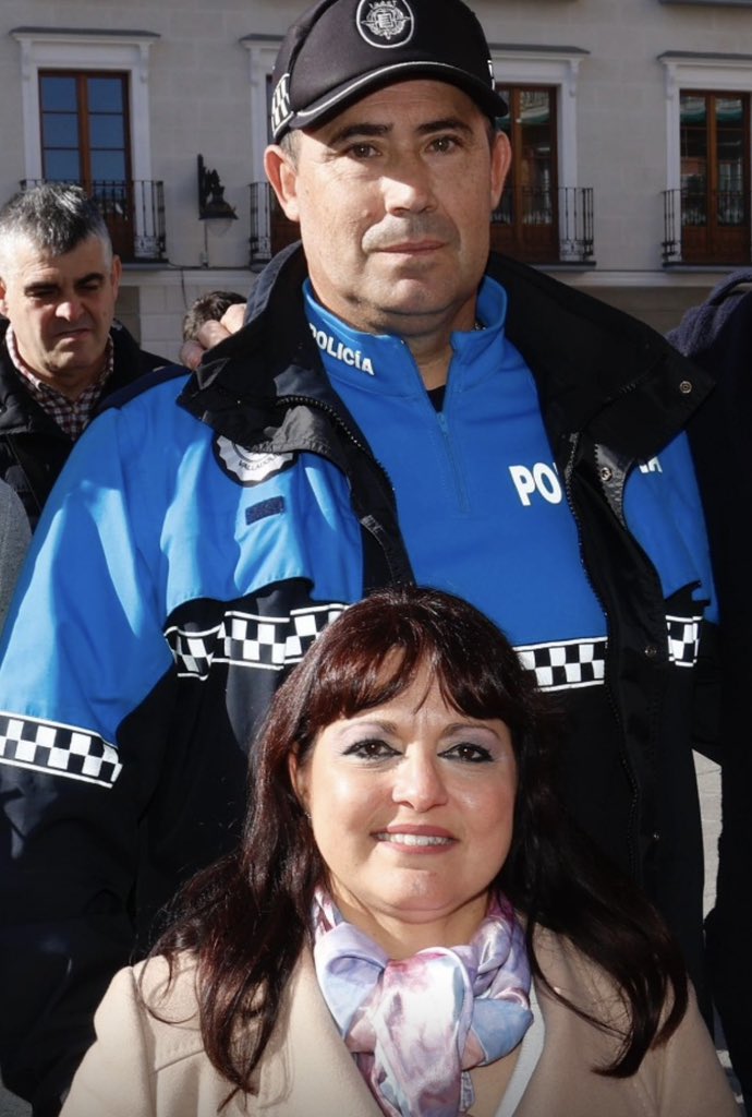 Orgulloso del trabajo de <a href="/Aitor09931548/">Aitor</a>, agente de <a href="/PoliciaMV/">Policía Municipal Valladolid</a> y <a href="/MARIAPAZGO7773/">MARY PAZ AESLEME CYL</a>,
delegada <a href="/AESLEMEONLINE/">AESLEME</a> en CyL. Acaban de recibir la Medalla Extraordinaria a la Educacion Vial en la Guía de las Buenas Prácticas en los Premios Atesvan Smartbaby

Un tándem inigualable.
#Valladolid