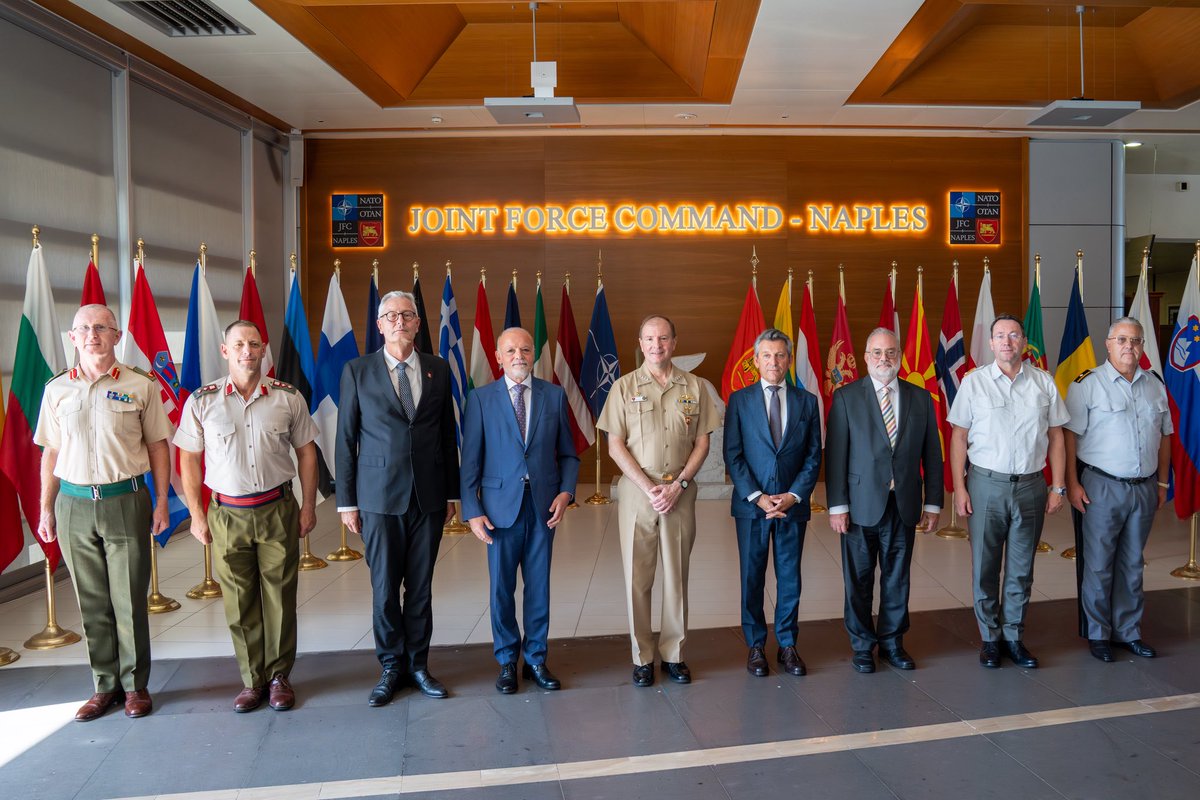 Den Beitrag der 4 neutralen Partner zu Frieden &amp; Stabilität sichtbar machen.🤝
🇦🇹🇨🇭🇲🇹🇮🇪 Botschafter und Militärvertreter beim <a href="/JFC_Naples/">NATO JFC Naples</a> #NATO
Diplomatischer und militärischer Austausch über die Sicherheitslage im Süden Europas &amp; am Westbalkan.