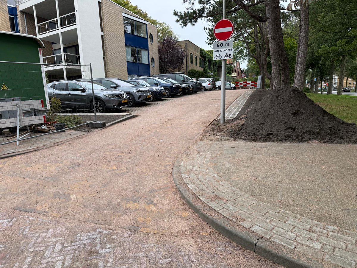 Het eerste deel van de groot onderhoudswerkzaamheden aan de Duinoord in Katwijk aan Zee zijn afgerond. Naast de groene parkeervakken is de rijbaanbestrating voorzien van nieuwe gebaken klinkers. Ook de aansluiting met het naastgelegen groen en voetpad is afgewerkt.