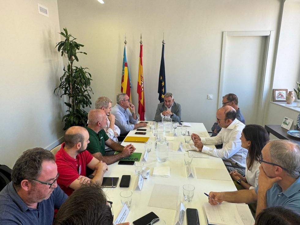 AgroNews Comunitat Valenciana (@agronewscv) on Twitter photo El conseller de <a href="/GVAagricultura/">GVA Agricultura, Agua, Ganadería y Pesca</a> <a href="/BarrachinaM/">Miguel Barrachina Ros</a> prepara junto a las organizaciones agrarias ayudas directas para los agricultores de l’Horta
agronewscomunitatvalenciana.com/miguel-barrach… El conseller de <a href="/GVAagricultura/">GVA Agricultura, Agua, Ganadería y Pesca</a> <a href="/BarrachinaM/">Miguel Barrachina Ros</a> prepara junto a las organizaciones agrarias ayudas directas para los agricultores de l’Horta
agronewscomunitatvalenciana.com/miguel-barrach…