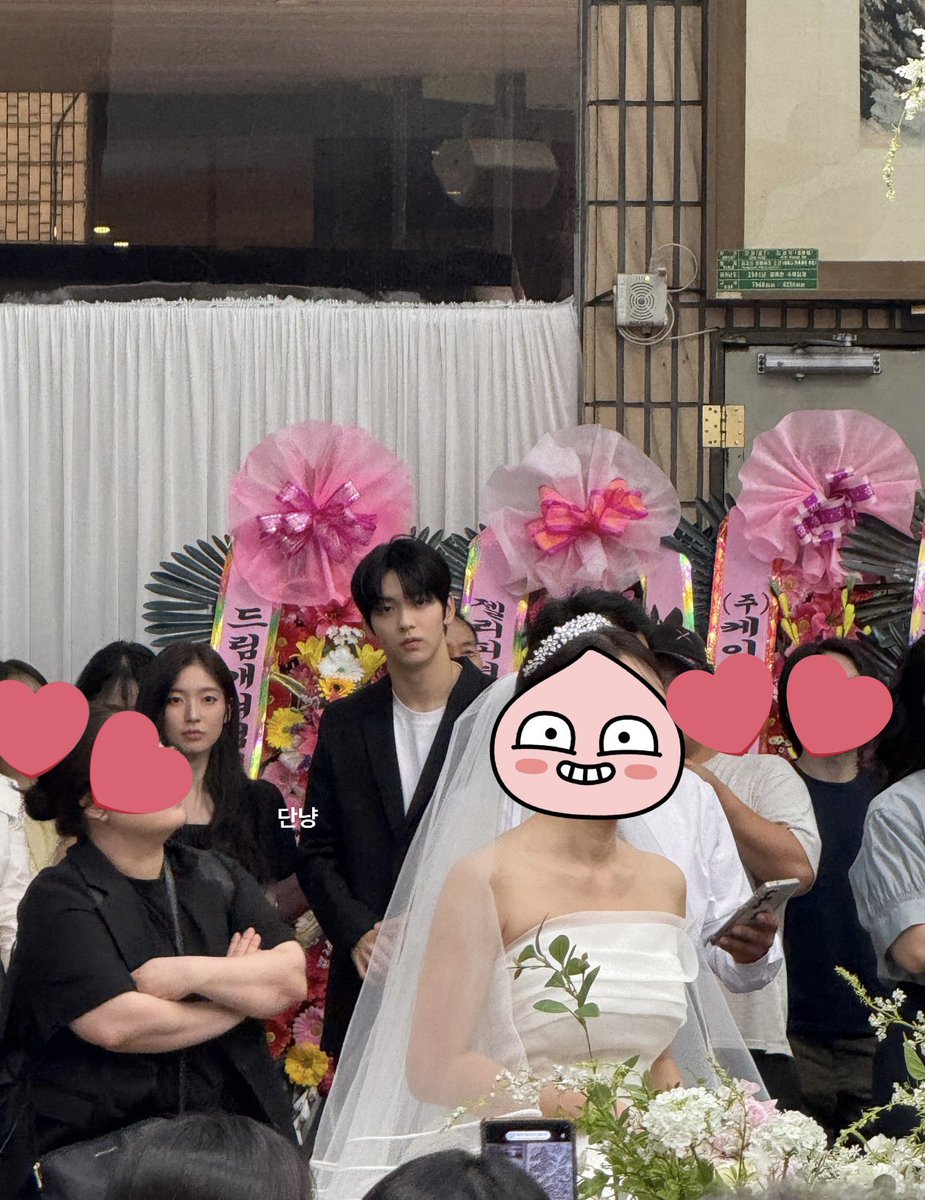 아 5월에 받은 사진인데 혼자 보기 아까와서 ㅎ 올려쥴게 결혼식 하객 최수빈 하... 혼자만 머리 떠 있어 멀리서 봐도 잘생김 미춌다 알러뷰 사랑해