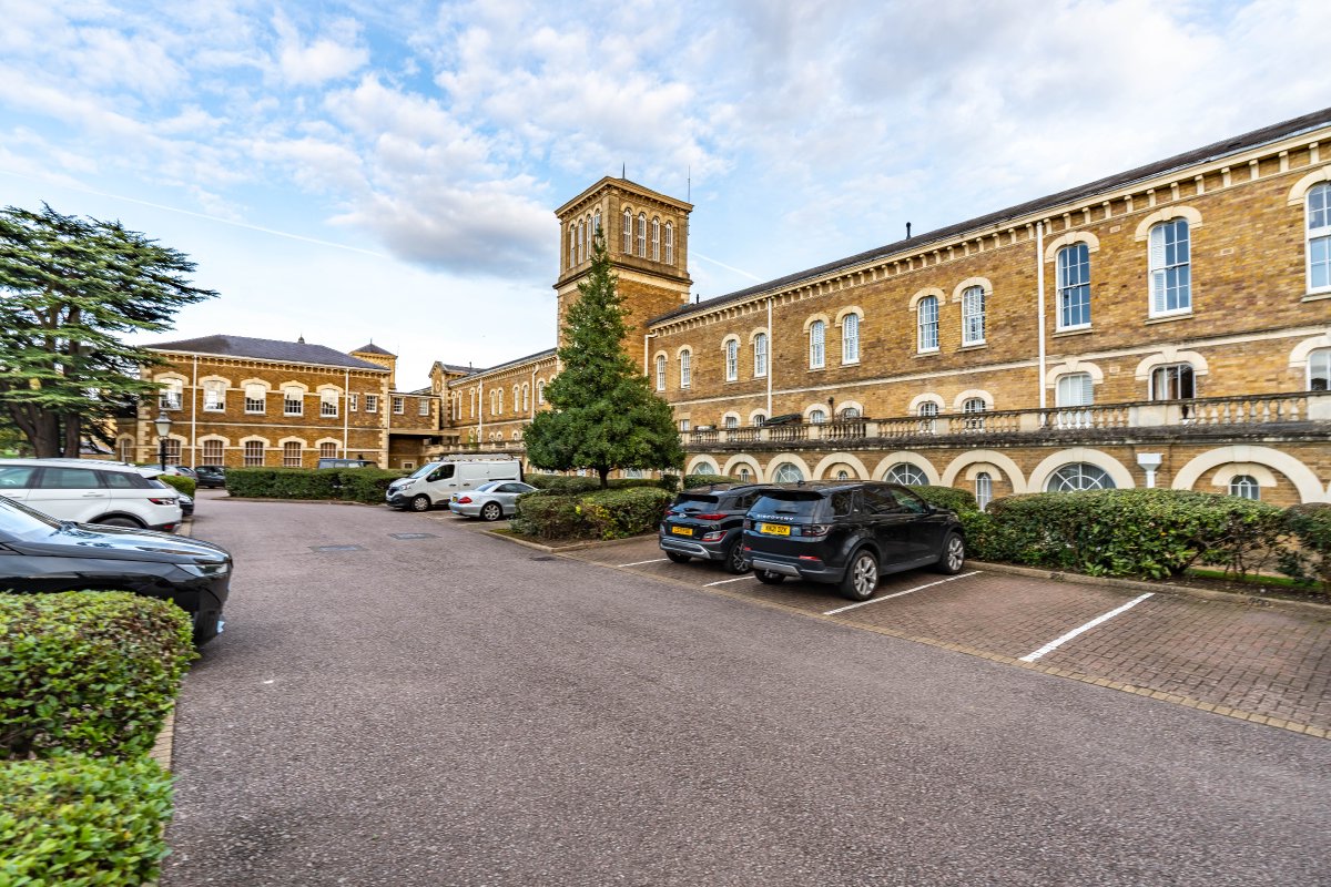 PP_Estates's tweet photo. New to market - 3 Bed Apartment, Princess Park Manor, Royal Drive, London, £860,000. View details: https://t.co/lA7HcLal2K https://t.co/os9875qSFh