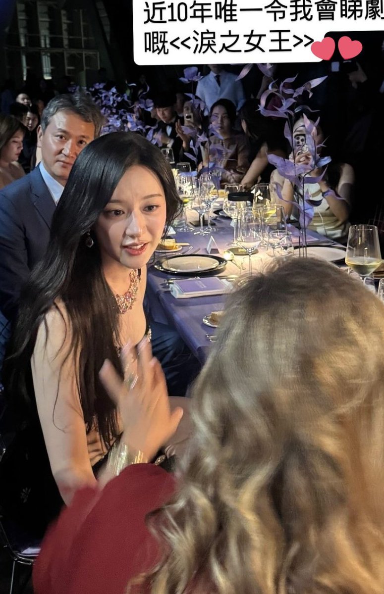 elitemonarchh's tweet photo. funny that they don't want her dating ksh but they are keeping silent about the fact that she could be dating her HZ CEO, everyone in that table is seated w/ their husband/wife, that CEO could be mistaken as her bf that night even his action speaks for it
#kimjiwon #김지원 https://t.co/Gwu0x8GSE6