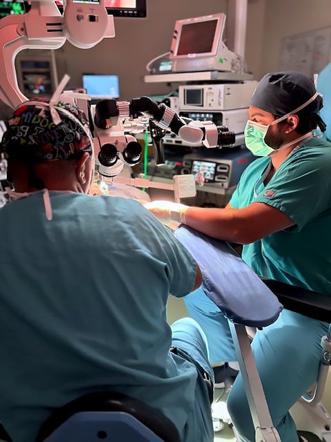 UNC_ENT's tweet image. Dr. Buckmire provides hands-on instruction in modified Wendler glottoplasty as part of resident training🥼 #UNCENT #ENT #MedicalEducation #SurgicalTraining #ResidentEducation