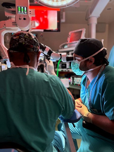 UNC_ENT's tweet image. Dr. Buckmire provides hands-on instruction in modified Wendler glottoplasty as part of resident training🥼 #UNCENT #ENT #MedicalEducation #SurgicalTraining #ResidentEducation