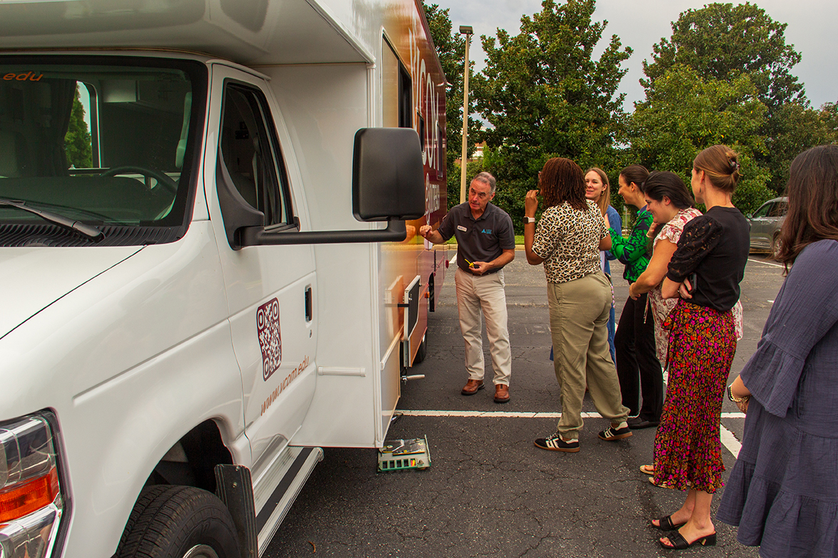 VCOMCAROLINAS's tweet photo. Our new Mobile Medical Unit has arrived! This smaller clinic-on-wheels joins our beloved Lola in bringing healthcare to communities in need. VCOM students and faculty are thrilled to expand access to care where it’s needed most.

 #VCOMOutreach #MobileMedicine #MedicalOutreach https://t.co/6YN8E0zIoL