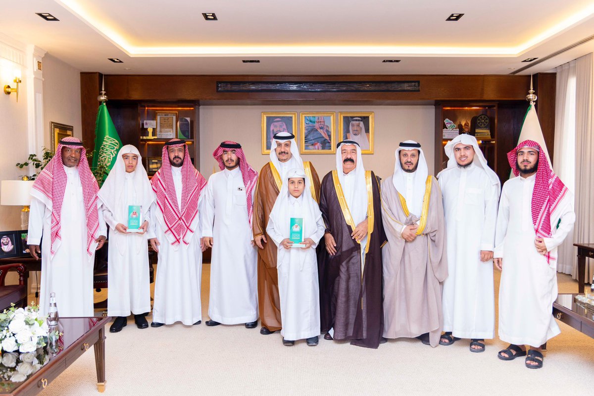 #حفرالباطن 
استقبل صاحب السمو الأمير عبدالرحمن بن عبدالله بن فيصل بمكتبه اليوم أسرة أصغر حافظ لكتاب الله بحفرالباطن من جمعية برهان لتحفيظ القران  الطالب ماجد بن عبدالكريم ثميل الشمري  والذين تجاوز عدد الحفاظ في هذه الاسرة 13 حافظا وحافظه وبارك سموه لهم هذا الإنجاز وهنأهم على هذا