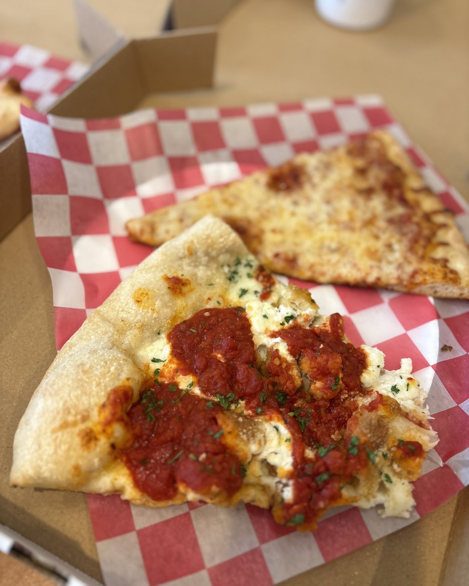 EddieandSams's tweet image. Two slices, one tough choice 🍕✨ Whether you’re a fan of cheesy classics or Chicken Parmigiani, Eddie &amp;amp; Sam’s has the slice for you.
👉 Tag your pizza buddy and come grab a box today!
#TampaEats #NYStylePizza #EddiesAndSams #PizzaTime #FoodieTampa