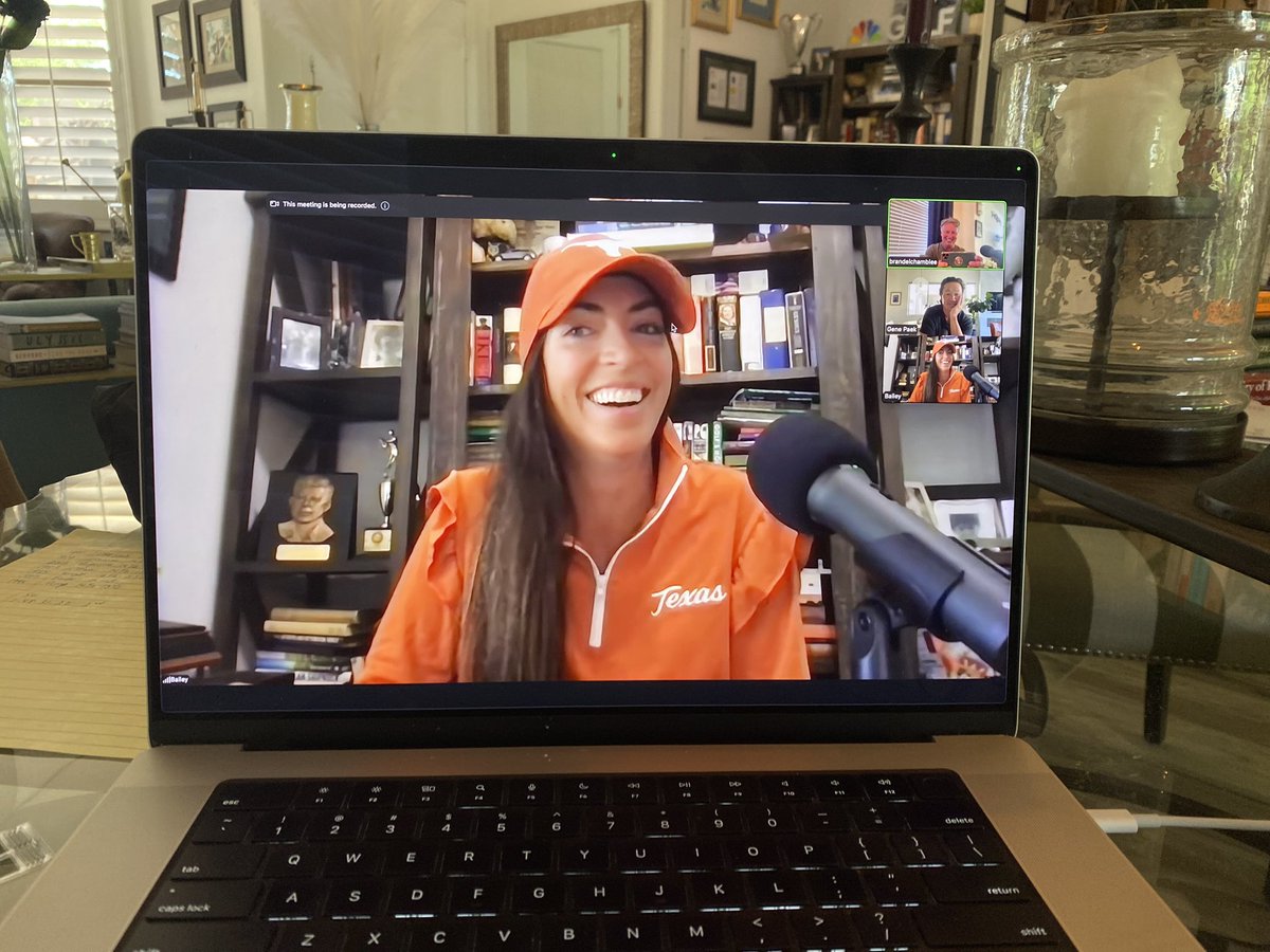 chambleebrandel's tweet image. I didn’t know my wife even had University of Texas swag, but she broke it out when we had @JLeonardgolf on our podcast to talk about his TV career, his game and of course, all things Ryder Cup. 

podcasts.apple.com/us/podcast/the…