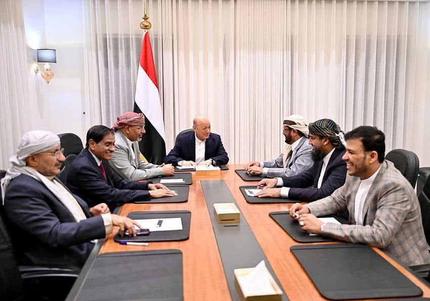 الزبيدي استطاع كسر العليمي وشكلت لجنة لمراجعة كل قرار اتخذه العليمي دون التشاور مع الزبيدي. 
او بمعنى آخر الزبيدي هو من يقرر هدم مجلس القيادة او بقاءه. 

ليس مدح بل واقع ماحصل اليوم 👌