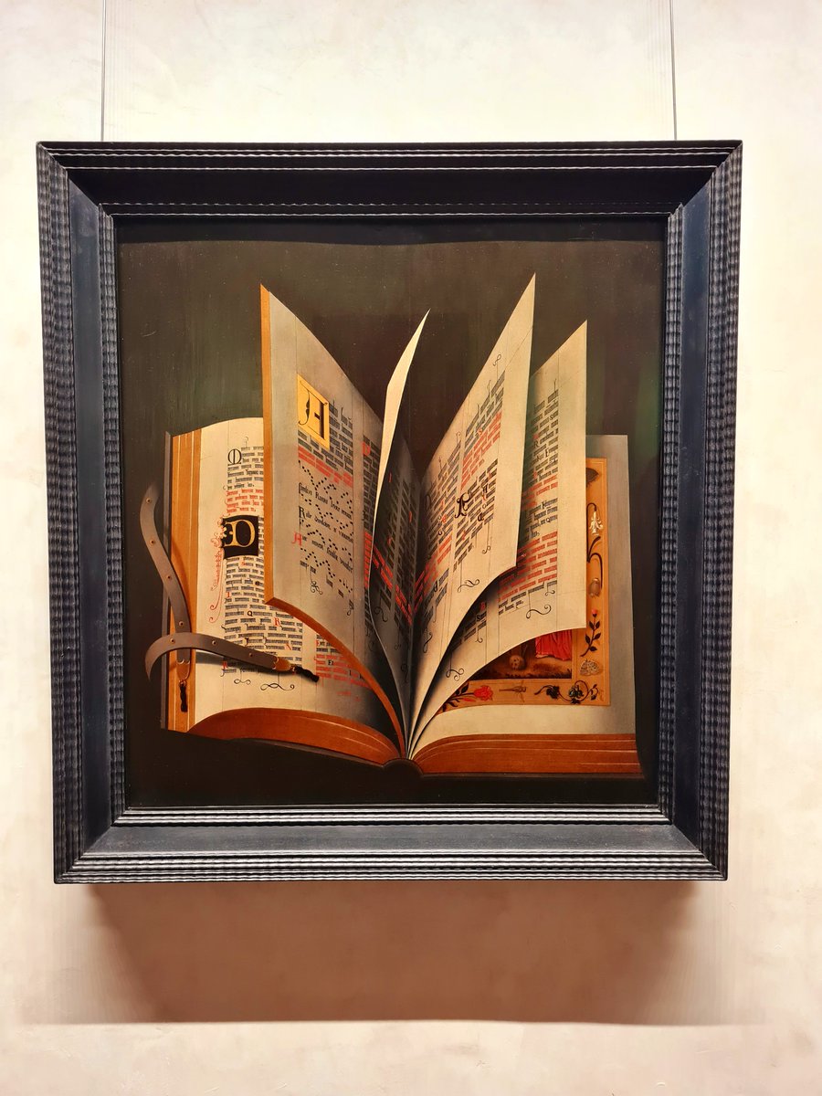 1500年代に描かれた、本が主役の珍しい絵画。本の中には、イニシャルで