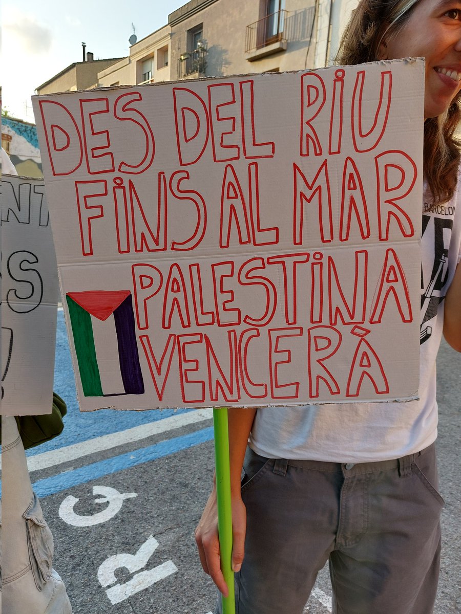 Avui la gent de Collbató ens hem concentrat per exigir l’aturada del genocidi contra el poble palestí.
Cap complicitat amb l’opressor. Tot el suport a Palestina 🇵🇸✊
#IsraelTerroristState
#PalestinaLliure #StopGenocide