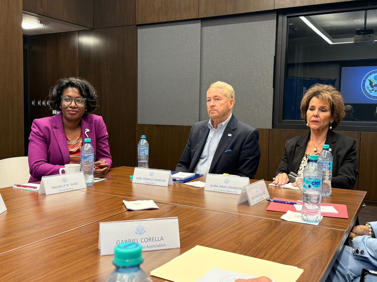 Welcome <a href="/USAmbMex/">Embajador Ronald Johnson</a> and Mrs. Johnson to Nogales. Your visit allowed us to drill down on issues that impact 🇺🇸businesses, workforce development, national security, and the importance of robust and safe supply chains.