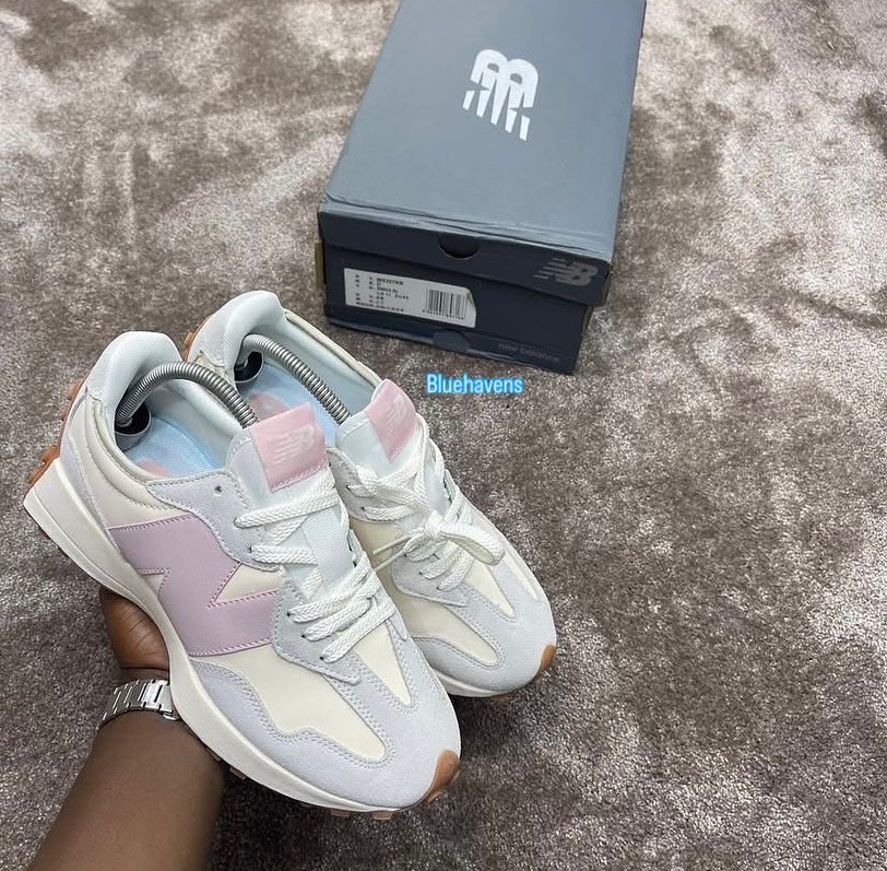 Jessekendrick_'s tweet photo. POV: You finally put on the New Balance 327 and realize comfort + drip do exist

Who else needs these in their rotation?

Available now. DM to grab your size. 

Price:🏷️ 60,000
Size: 38—40–45 

Wa: 0703 434 4110
#bluehavensft #streetstyle #fyp https://t.co/cqQr9FmdXY