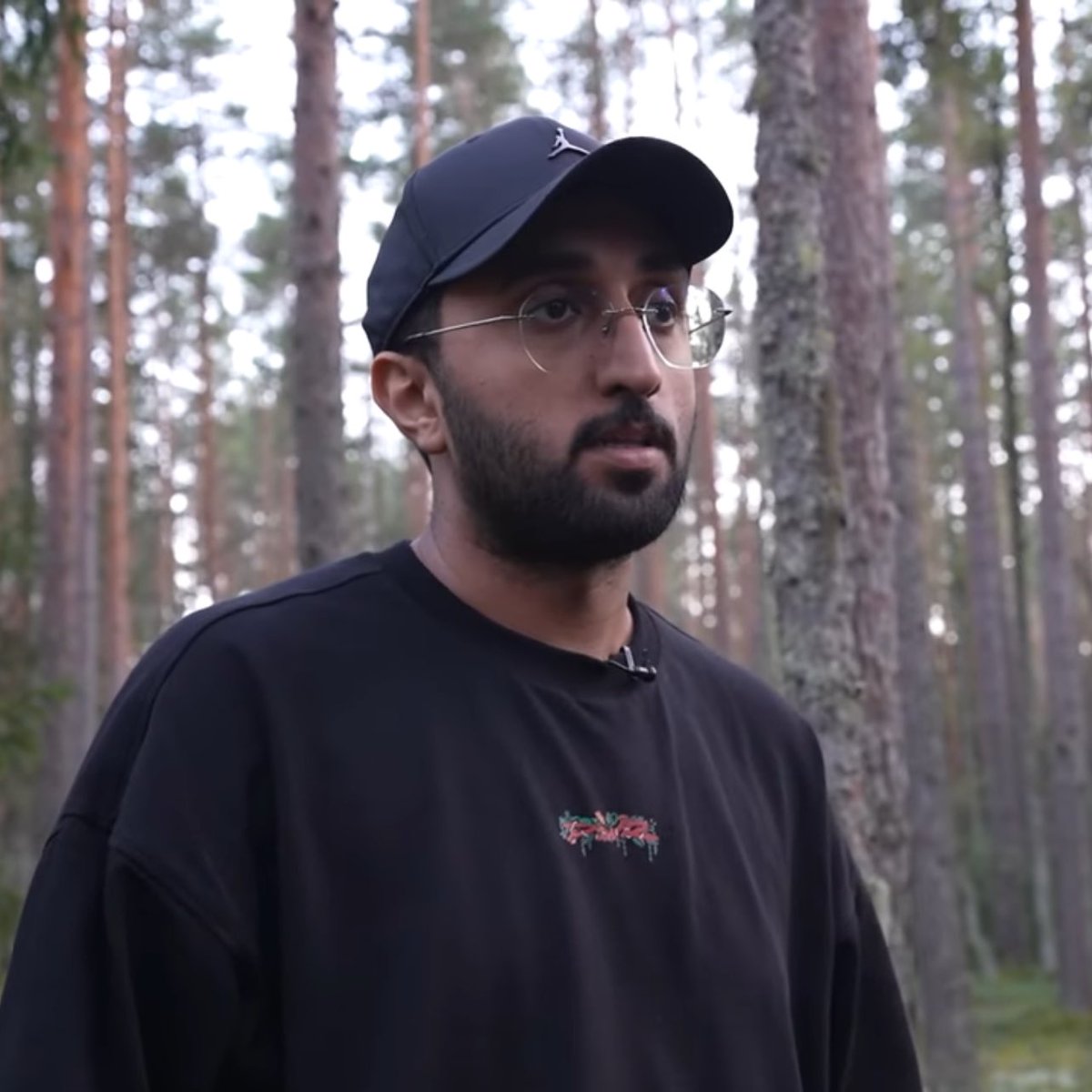 كلمة حق في هذا الرجل والله إن طاقته و تمسكه شيء عظيم سواء في سلسلة الجزيرة أو في الغابة كل مرة يثت انه يملك شخصية القائد
دايمًا  متفائل و يحاول يلاقي حلول للمشاكل
حتى لو فشل يرجع يحاول و يحمس باقي الفريق للمحاولة و يعطيهم امل 
و نادر نشوفه معصب او يتذمر 
الله يقويه ولا يضيع له