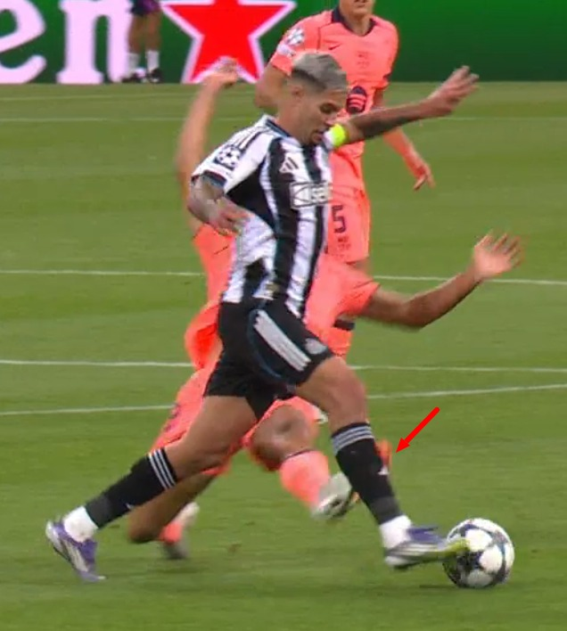 Le sacan amarilla a Gerard Martín porque era de naranja, vaya entradón con la plancha, muy peligroso.