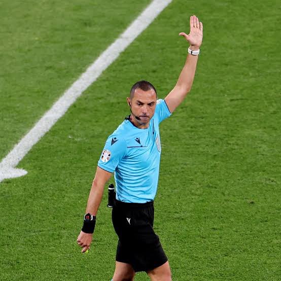 TFF bu atamayı bilerek yapmış. Hakemin lise günlüklerinde açıkça Fenerbahçe fanatiği olduğu yazıyor. 2023 yılında KOÇTAŞ’ta kasiyerlik yapmış. İtalya’dan Ali Koç’un annesinin amcanın yeğeniymiş. UEFA da Tiyatro gecesi.

Frankfurt - Galatasaray #SGEvGS