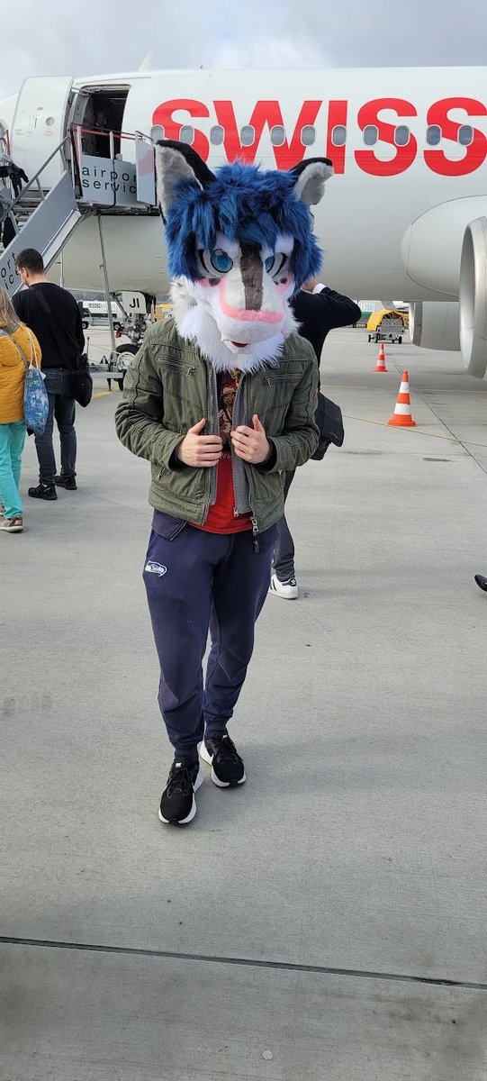 Throwback to last year when I was wearing my fursuit on the actual rollfield just before boarding

📸: <a href="/iKeksiiii/">Keksiiii🦦</a>