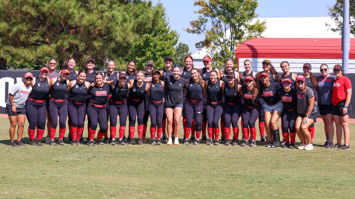 GovsSB's tweet image. Thank you to Austin Peay Hall of Famer and Ring of Honor member @Mrackulous for coming by and talking with #Team41 at practice this afternoon! 🎩🥎

#LetsGoPeay