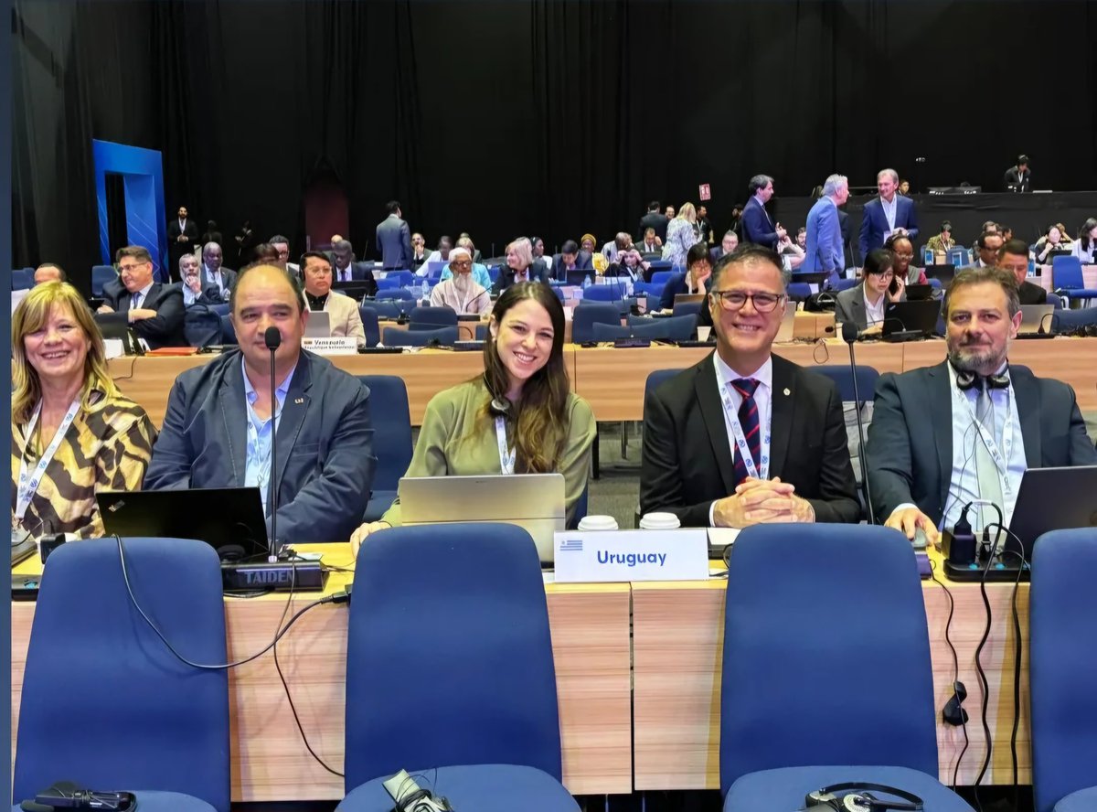 kari_meyer's tweet photo. Un nuevo dia en el 28° Congreso de UPU. Día de elecciones: DG, DDG y paises que integrarán los órganos principales de la Unión. #DelegacionUruguay https://t.co/Pdu1CCN28I