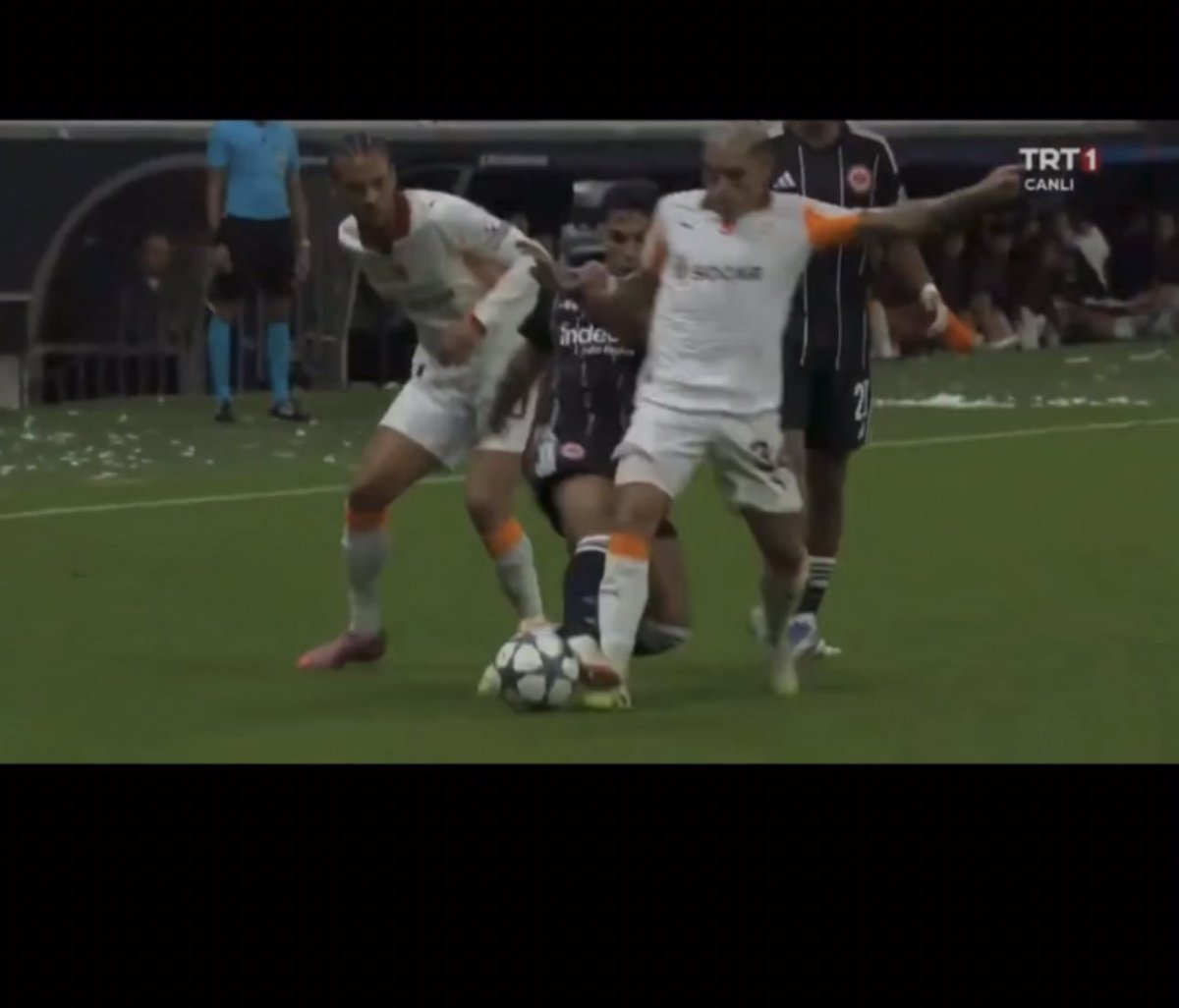 Burda nasıl faul verirsin oç