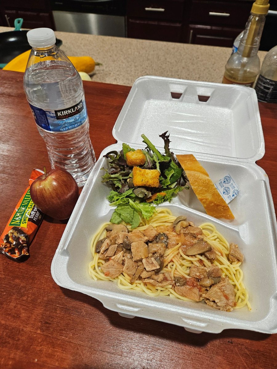 DECorrection's tweet image. This week, Warden Hughey of BWCI and Sgt. Matthews of HDP volunteered to give back to local families. Partnering with Our Daily Bread of MOT (Middletown–Odessa–Townsend), they served 270 free meals and distributed 250 snack bags to those in need.
💙 #DelawareDOC #GivingBack