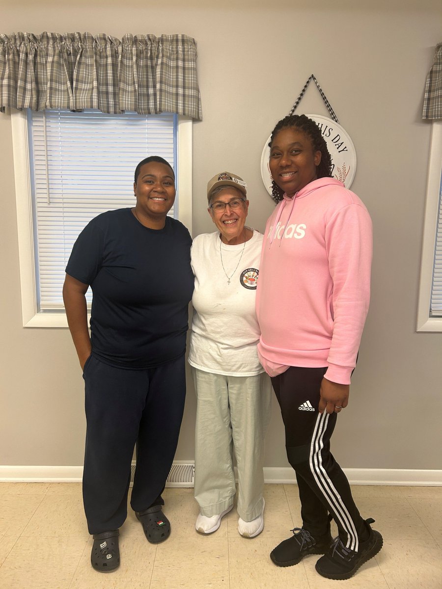 DECorrection's tweet image. This week, Warden Hughey of BWCI and Sgt. Matthews of HDP volunteered to give back to local families. Partnering with Our Daily Bread of MOT (Middletown–Odessa–Townsend), they served 270 free meals and distributed 250 snack bags to those in need.
💙 #DelawareDOC #GivingBack