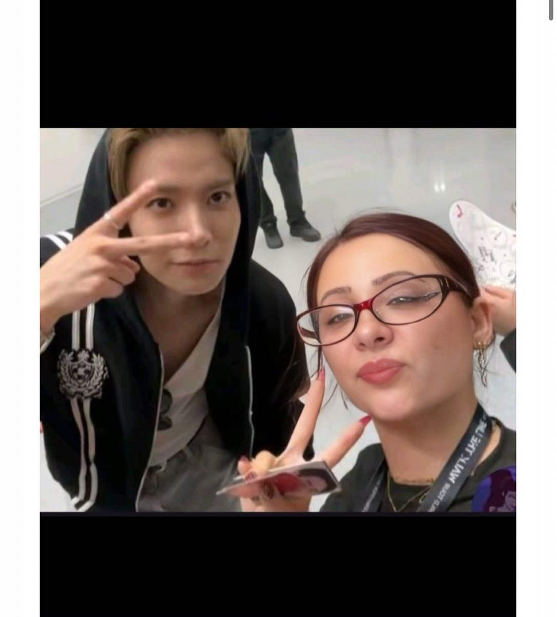 honeyzric's tweet image. une meuf m’a dm sur tiktok pour me dire que qqn avait pris ma photo avec heeseung et avait fait un montage frauduleux pour mettre sa tête dessus et genre elle a écrit sur le post « j’ai réalisé mon rêve après tant de galère j’ai eu ma photo bla-bla-bla » GIRL C PAS TA PHOTO😭😭😭