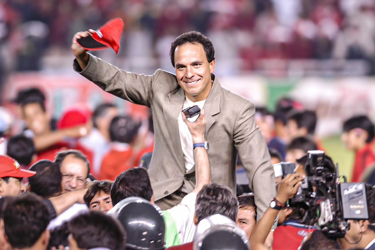 Club_Cienciano's tweet photo. Un ídolo eterno, un Cienciano de corazón. Don Freddy Ternero Corrales ❤️⚽️ https://t.co/r1AbzL1B8V
