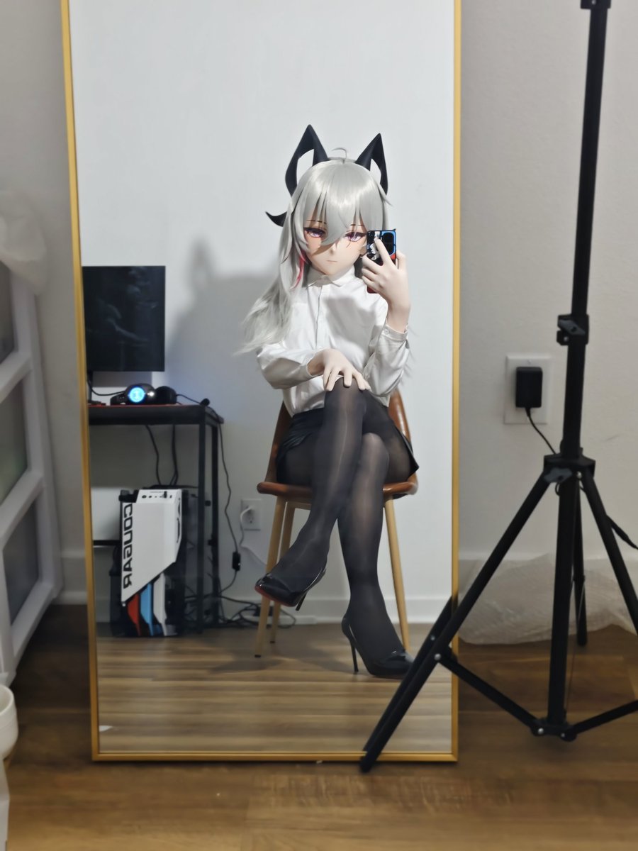 Instant233's tweet image. 镜中到底是不是真实的自己呢？

#着ぐるみ #kigurumi #赞妮 #鸣潮