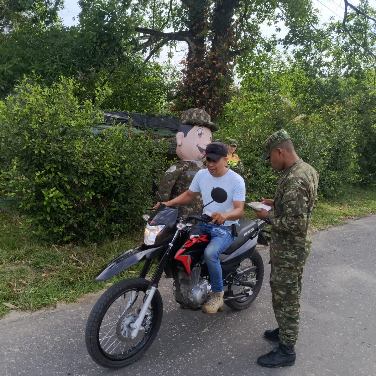 Ejercito_Div6's tweet photo. El Grupo de Caballería Mediano N.° 12 “Gral. Ramón Arturo Rincón Quiñónez” de la #Brigada12 adelantó una jornada de acción integral contra el reclutamiento forzado en la vía que conecta #ElDoncello con Maguaré.
Durante la actividad se invitó a la ciudadanía a adoptar medidas de autoprotección y a denunciar oportunamente a las líneas 147 (Gaula Militar) y 107.
Más de 180 personas fueron sensibilizadas frente a este flagelo, reafirmando el compromiso del @COL_EJERCITO con la protección de niños, niñas y adolescentes en el #Caquetá. #PatriaHonorLealtad