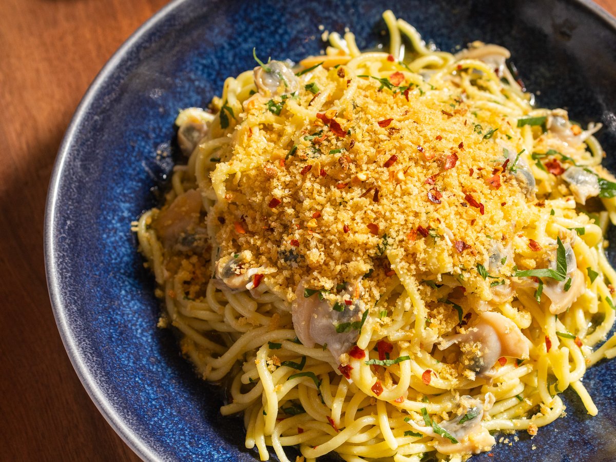 Our Capellini alle Vongole features tender middleneck clams, chili, garlic confit, parsley, and a golden breadcrumb finish. Bright, briny, and irresistibly satisfying. 🌊✨