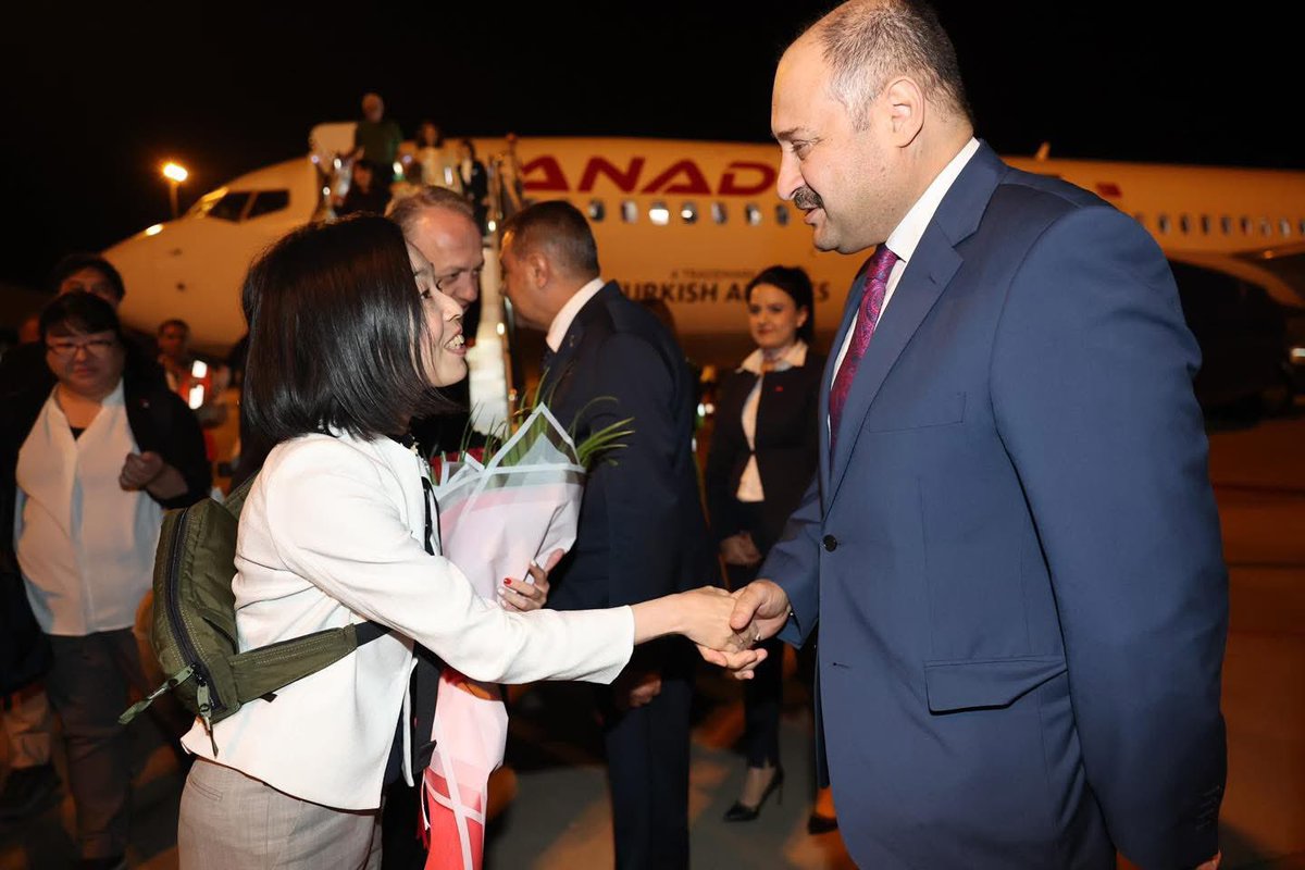 “Bugün Şanlıurfa, Sayın GÜLPINAR’ın liderliğiyle dar kalıpları kırmış, dünya sahnesine adını yazdırmıştır. Halkın sesi yükselmiş, rantçı düzen tarihe gömülmüştür.”

“Urfa, Sayın GÜLPINAR’ın vizyonuyla artık dünya gündeminde! Dün halkı kandırmaya çalışanların devri kapandı, adalet