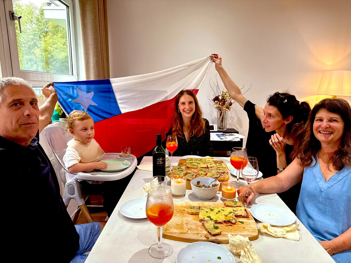 Now once again #FelizCumpleañosChile 🇨🇱! #18deSeptiembre 2025 #ChileanNationalDay #ChileanNationalDayLondon! Also happiest birthday #MiniMe 🎊 &amp; my Best @FiorellaCasarino! ThankYou for the 🍕, 🍷, &amp; the whole family! Chin_Chin 🍸! #VivaChile 🇨🇱! #ChileanNationalDay25