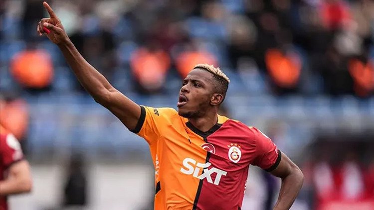 Bir futbolcuya 75 milyon euro bonservis ver. Toplamda 75 milyonda futbolcuya maaş ver. Sakatlanınca forvette Barış Alper oynasın. İşte Galatasaray'ın parasını böyle çar çur ediyorlar.
#SGEvGS