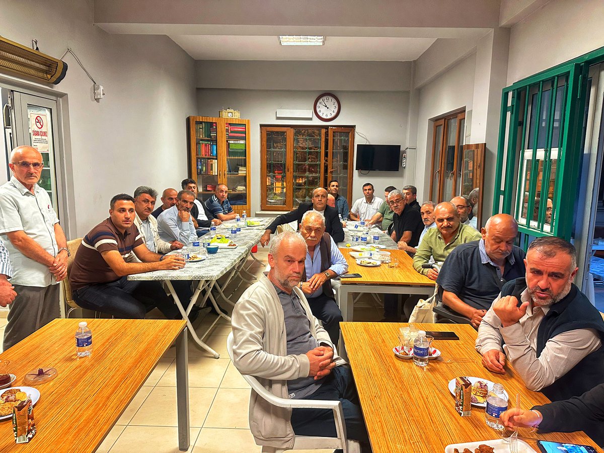 AK Parti Esenyurt İlçe Başkanlığımızın düzenlediği Yunus Emre Mahalle toplantısına katılım sağladık. Teşkilatımızla bir araya gelerek istişarelerde bulunduk. <a href="/abdullahozdemir/">Abdullah Özdemir</a> <a href="/halimaksu/">Abdulhalim Aksu</a> <a href="/togaycobann/">TOGAY ÇOBAN</a>