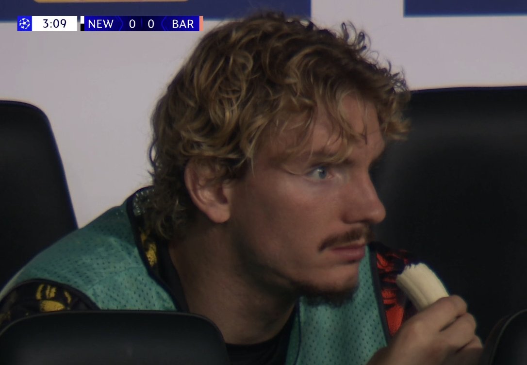 📸 - Nick Woltemade drinking some flavored water, in the first half he also ate a banana.