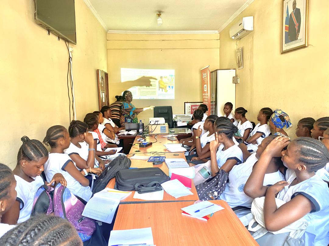 YouthSprint's tweet image. #ESC

A l&apos;issue de cet atelier pré-test, 5️⃣0️⃣ élèves de ITM Kintambo et Lycée Bolingani ont émis des avis, suggestions, proposer des recommandations sur les outils de communication de ESC.
Ils seront adaptés pour mieux informer les jeunes sur leurs droits sexuels et reproductifs.