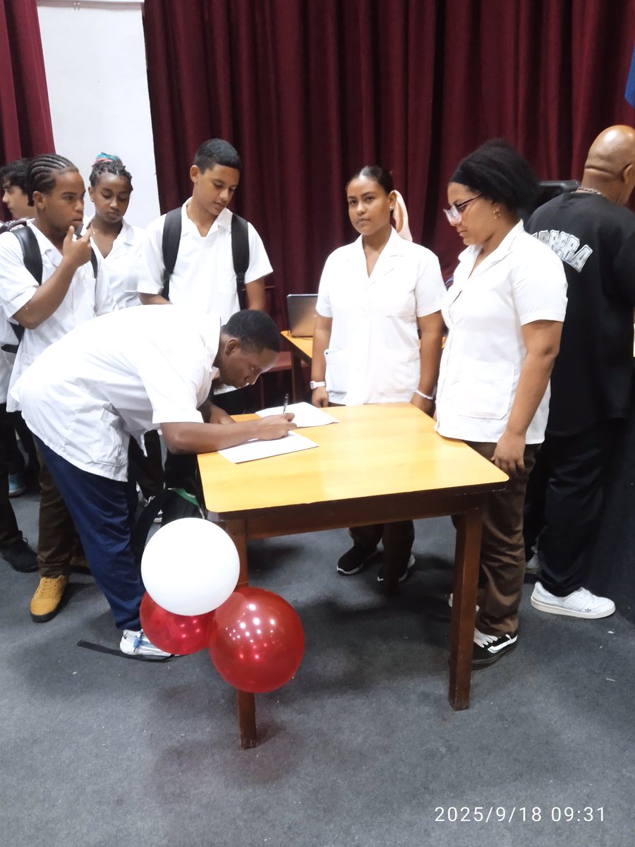 🗣️En el marco del centenario  del natalicio del comandante en Jefe Fidel Castro Ruz, y el 55 aniversarios de la Federación de Estudiantes de la Enseñanza Medía la Facultad Salvador Allende  se efectuó hoy el Acto de ingreso de nuevos miembros de la FEEM.
#UCMH
#FEEM.