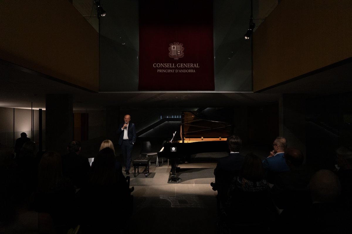 🎹 El pianista Denis Pascal aplega a 200 persones en el vestíbul del Consell General en el concert homenatge a Erick Satie en el centenari de la seva mort.

🔹 L'actuació s'emmarca en la Saison Culturelle que organitza <a href="/FranceAndorra/">France en Andorre 🇫🇷🇪🇺</a>.

🖥️ Més informació: tuit.cat/ezY0P