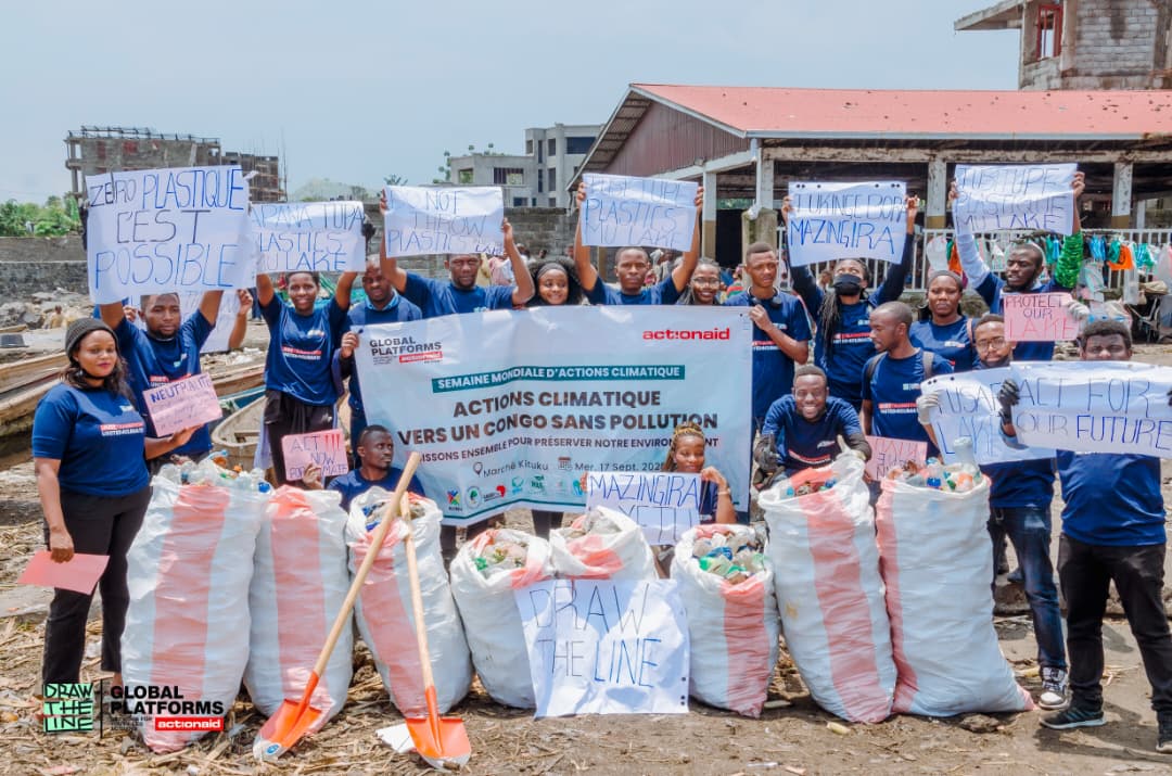 #DrawTheLine et de la semaine mondiale d'actions climatiques, les jeunes traçent une ligne contre la #pollution et pour la préservation de notre #environnement. Exemple de détermination pour la santé de la #communauté riveraine, des espèces aquatiques, et un modèle d'inspiration.