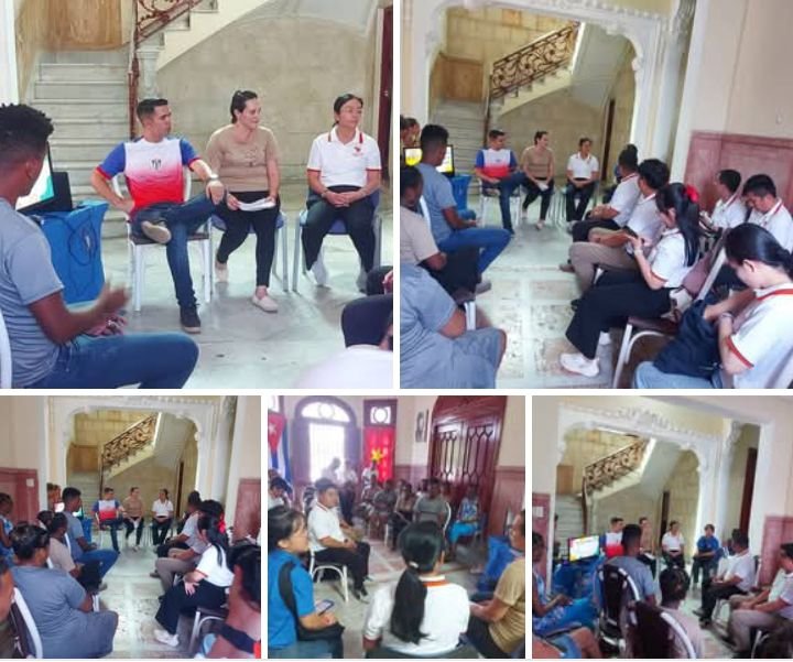 La delegación de jóvenes vietnamitas que por estos días visita nuestro país, tuvo un encuentro en el Comité Municipal de la #UJCdeCuba de Plaza de la Revolución con jóvenes capitalinos. 
#JuventudUnida #IntercambioCultural #SiempreJoven