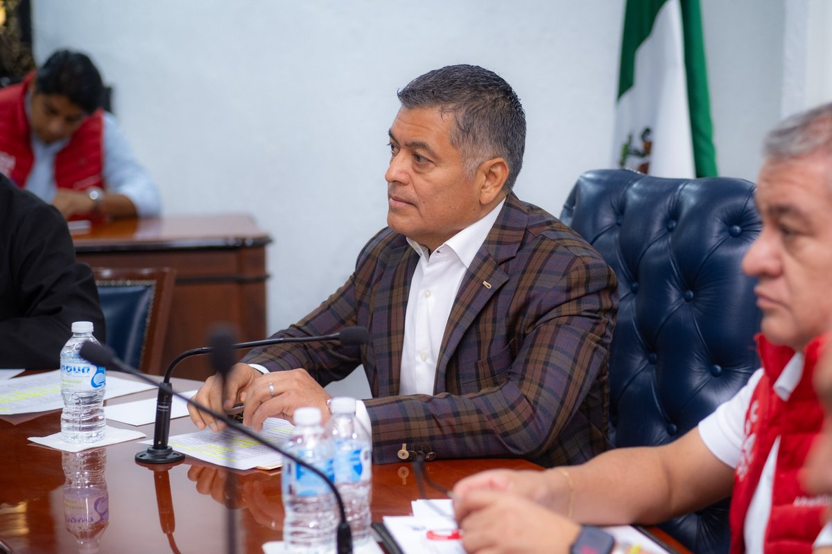 GobCoacalco2022's tweet photo. Hoy, junto a nuestro alcalde, @davidsanchezi , se llevó a cabo la Mesa de Coordinación para la Construcción de la Paz, donde seguimos fortaleciendo el trabajo en conjunto para garantizar la seguridad de todas y todos. ¡El compromiso es firme y seguimos avanzando! https://t.co/kGVwIzCpuG