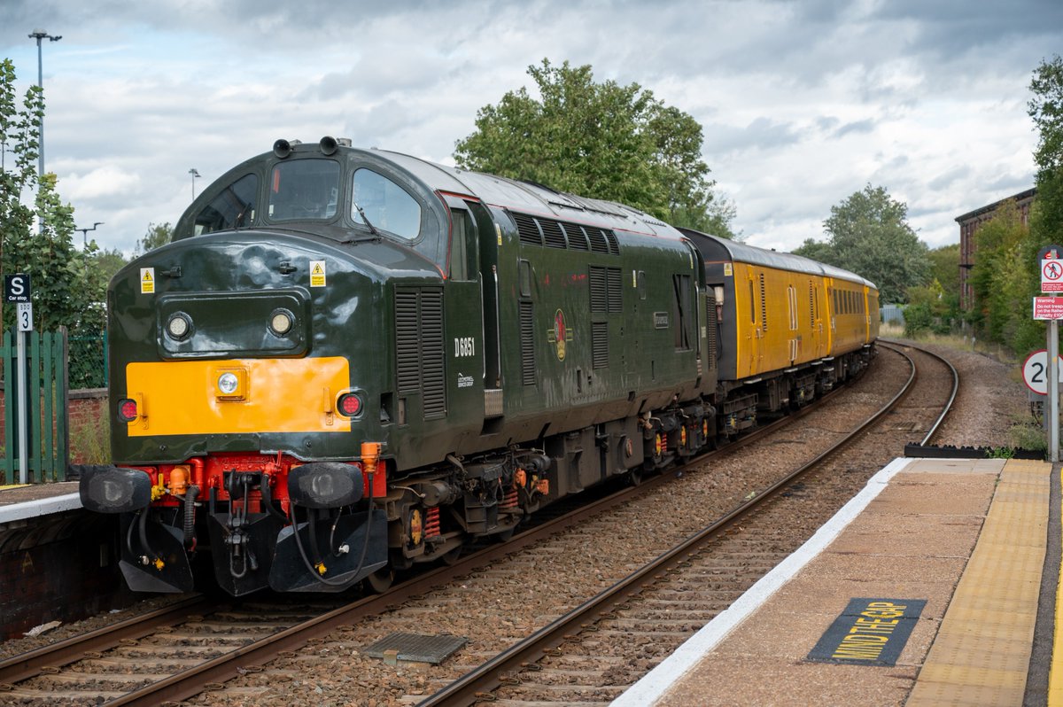 37116 and D6851/37667 "FLOPSIE" pass Newark Castle working 1Q50 1344 Derby R.T.C.(Network Rail) to Doncaster C.H.S.