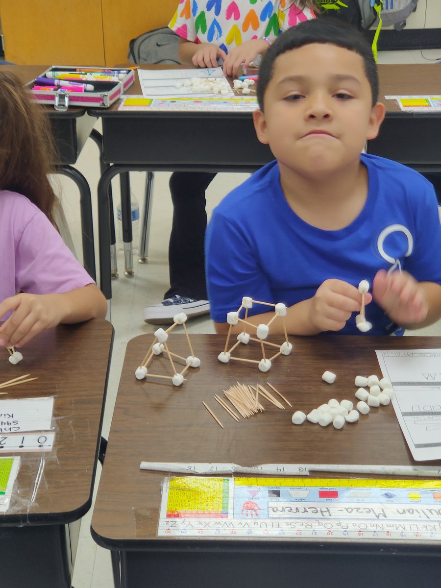 hixsecondgrade's tweet image. Building 3d solids the fun way!  @LundquistJess @NISDCarlosCoon