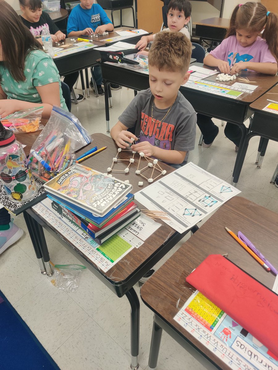 hixsecondgrade's tweet image. Building 3d solids the fun way!  @LundquistJess @NISDCarlosCoon