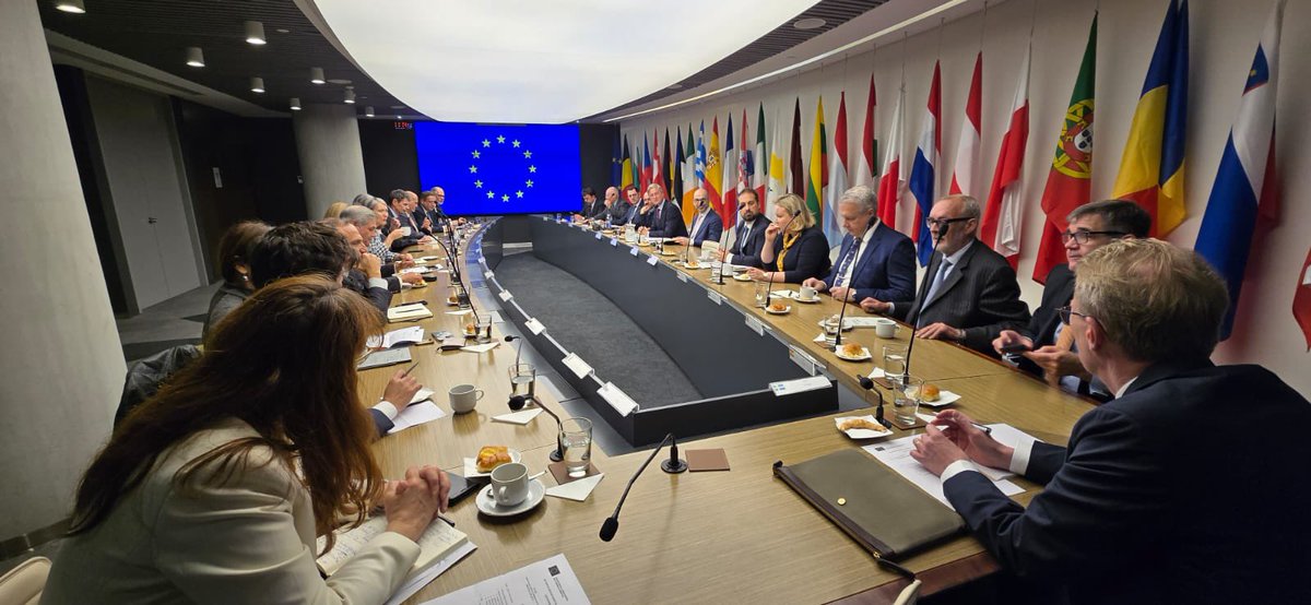 erikhoeeg's tweet photo. Hoy tuve mi primera reunión con los colegas UE 🇪🇺 en 🇦🇷, los Embajadores de los Estados miembros. Nos reunimos con regularidad para intercambiar sobre la situación y para seguir fortaleciendo nuestra cooperación como  #TeamEurope 🇪🇺🤝🇦🇷

¡Gracias por la cálida bienvenida! https://t.co/ZOQ4cvpCFB