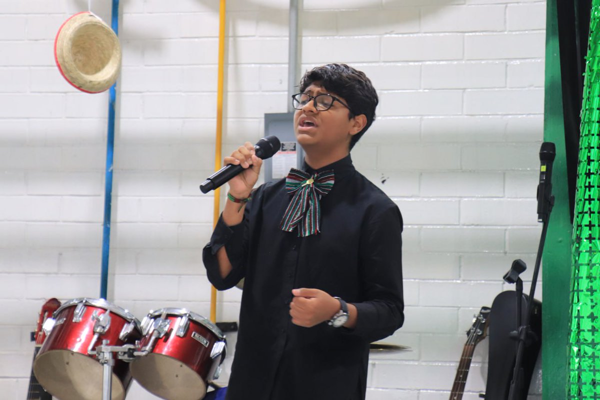 Conalep_Edomex's tweet photo. 💚En el escenario de la Gran Final de #CantaCONALEP nuestras y nuestros estudiantes finalistas nos demostraron que el talento es parte del ADN CONALEP 🌟🐺

🎤 ¡Cada voz, un sueño hecho música! ✨

#concurso #final #cantantes #OrgullosamenteLOBOS #ApasionadamenteCONALEP https://t.co/HD7of5k0c9