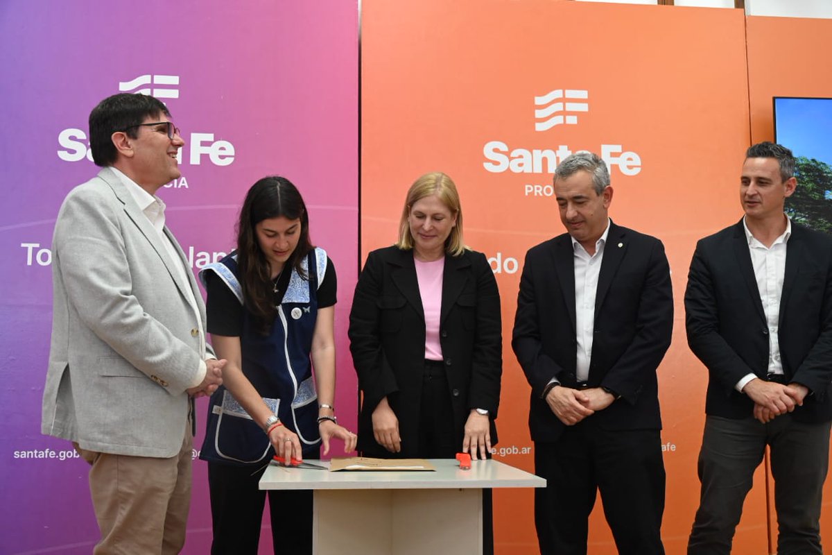 La Escuela Normal N°1 de Rosario es parte de la historia y del corazón educativo de los rosarinos.
Con el programa "Abre Escuela" del <a href="/MinEducacionSFe/">Ministerio de Educación de Santa Fe</a> una inversión de más de $1.300 millones, vamos a arreglar su infraestructura para que este edificio de más de 100 años,